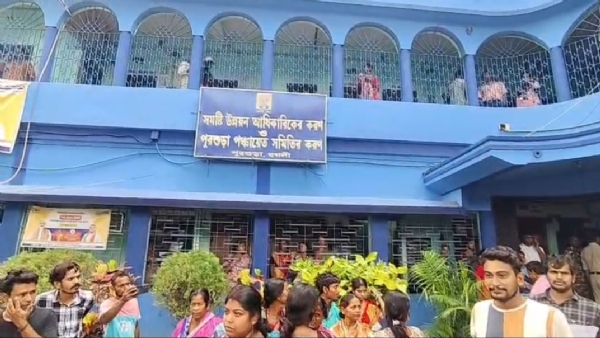 অন্নপূর্ণা যোজনার টাকা না পাওয়ায় বিক্ষোভ পুড়শুড়া বিডিও অফিসে