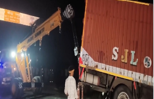 এটাওয়ায় দাঁড়িয়ে থাকা বাসে ধাক্কা ট্রাকের; মৃত ৫, আহত অন্তত ১১ এটাওয়ায় দাঁড়িয়ে থাকা বাসে ধাক্কা ট্রাকের; মৃত ৫, আহত অন্তত ১১
