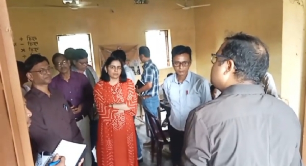 জেলা শাসকের স্কুল পরিদর্শন