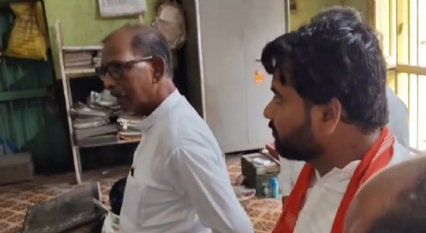 রাসায়নিক সারের দোকানে মন্ত্রী দুধকুমার মন্ডল