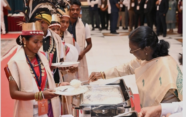 খাবার পরিবেশন করছএন রাষ্ট্রপতি খাবার পরিবেশন করছএন রাষ্ট্রপতি