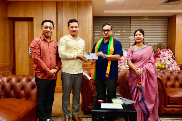 মুখ্যমন্ত্রীর ত্রাণ তহবিলে ১০ লক্ষ টাকার চেক তুলে দিচ্ছেন সিইএম দেবোলাল গার্লোসা