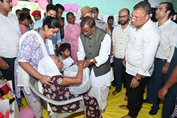 ত্ৰাণশিবিরে রাজ্যপাল