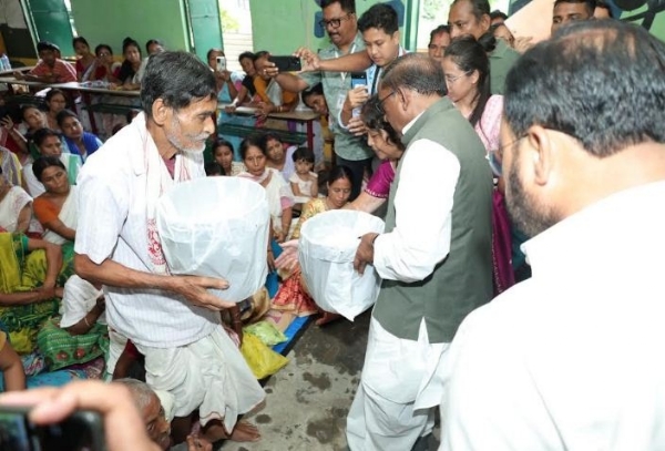 শিবিরে বন্যার্তদের ত্রাণসামগ্রী তুলে দিচ্ছেন রাজ্যপাল