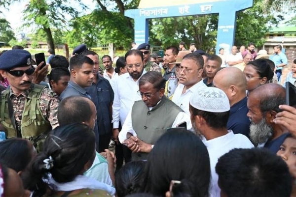 দুই মন্ত্রীকে সঙ্গে নিয়ে বন্যার্ত এবং প্রশাসনিক কর্তাদের মধ্যে রাজ্যপাল