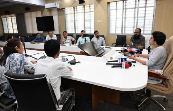 সাংবাদিক সম্মেলনে বক্তব্য পেশ করছেন জেলাশাসক গায়ত্রী দেবীদাস হাইলিঙ্গে