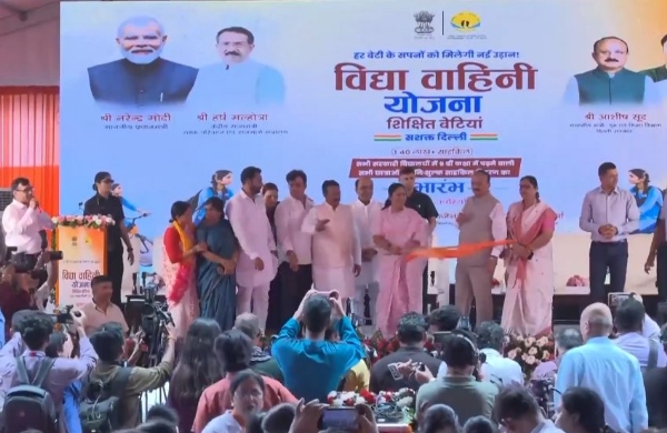 মেয়েদের ক্ষমতায়নে জোর, দিল্লিতে ছাত্রীদের মধ্যে সাইকেল বিতরণ
