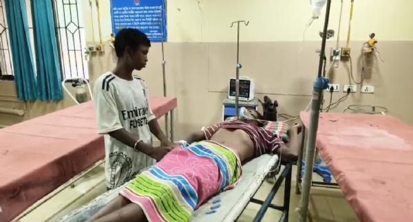 আহত যুবক হাসপাতালে আহত যুবক হাসপাতালে
