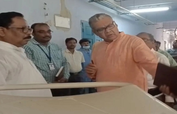 হলদিয়া মহকুমা হাসপাতালে আচমকা পরিদর্শন করলেন পশ্চিমবঙ্গের স্বাস্থ্যমন্ত্রী ড. সারদ্বত মুখোপাধ্যায়