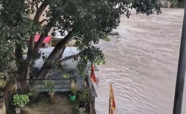 টানা বৃষ্টিতে জলস্তর বেড়েছে অলকানন্দার, পরিস্থিতির দিকে নজর প্রশাসনের