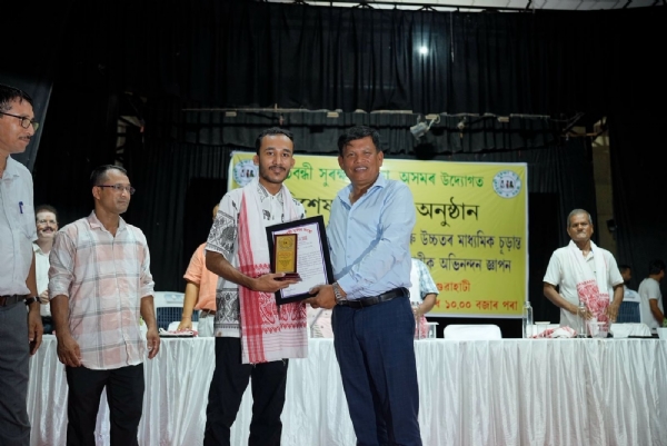 বিশেষভাবে সক্ষম এক ছাত্রকে সম্মাননা প্রদান করছেন মন্ত্রী অশ্বিনী রায় সরকার