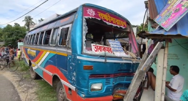 খানাকুলে বাস দুর্ঘটনা