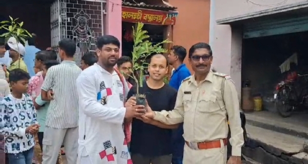 যুবদীশার উদ্যোগে চারা গাছ