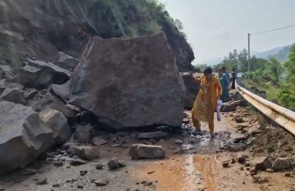 রামনগর-উধমপুর সড়কে ভূমিধস, বন্ধ যানবাহন চলাচল রামনগর-উধমপুর সড়কে ভূমিধস, বন্ধ যানবাহন চলাচল