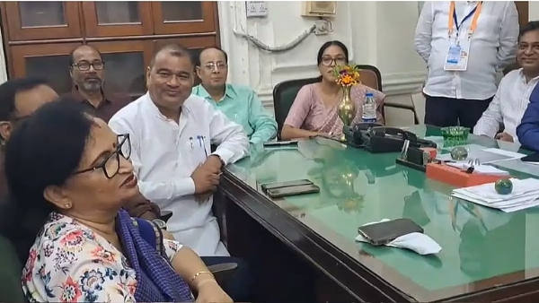 ঋতব্রত গোষ্ঠীর নেতাদের সঙ্গে বৈঠক চন্দ্রিমা ভট্টাচার্যের ঋতব্রত গোষ্ঠীর নেতাদের সঙ্গে বৈঠক চন্দ্রিমা ভট্টাচার্যের