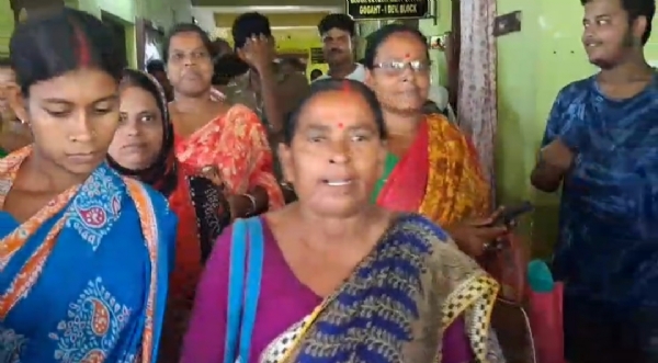অন্নপূর্ণা যোজনার টাকা না পেয়ে মহিলাদের বিক্ষোভ