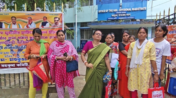 অন্নপূর্ণার টাকা না পেয়ে মহকুমা শাসকের দপ্তরে বিক্ষোভ