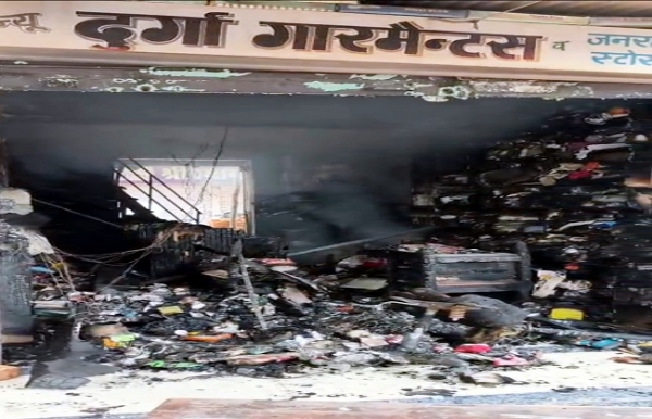 ফতেহাবাদে একটি পোশাকের দোকানে হঠাৎ অগ্নিকান্ড