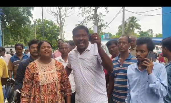ছাত্রী মৃত্যুতে উত্তেজনা আরামবাগ মেডিকেল কলেজ হাসপাতালে ছাত্রী মৃত্যুতে উত্তেজনা আরামবাগ মেডিকেল কলেজ হাসপাতালে