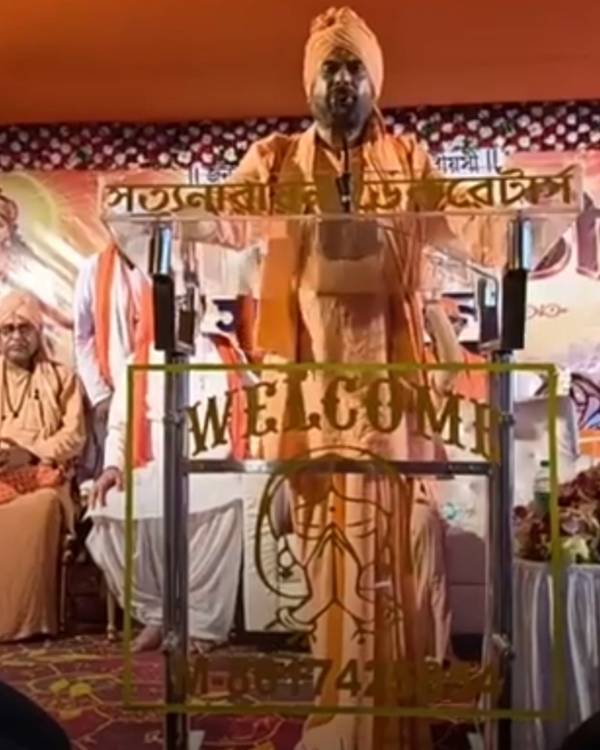 মঞ্চে বক্তব্য রাখছেন কার্তিক মহারাজ