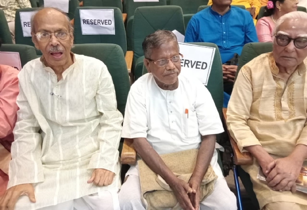 ‘নারদ সম্মান-২০২৬’-এ ভূষিত প্রবীণ সাংবাদিকরা ‘নারদ সম্মান-২০২৬’-এ ভূষিত প্রবীণ সাংবাদিকরা