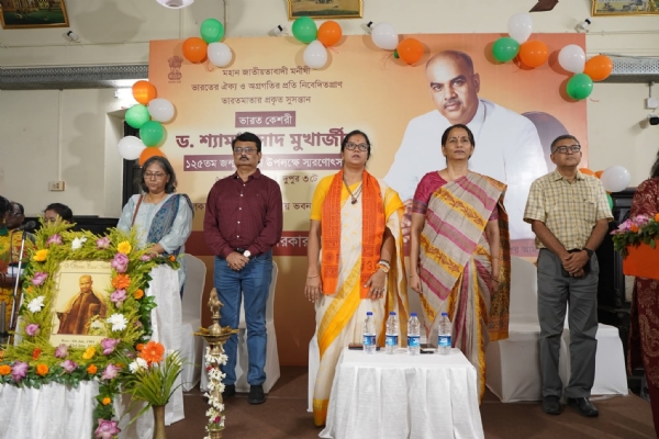 কলকাতা পুরসভার কেন্দ্রীয় ভবনে শ্রদ্ধাঞ্জলি অর্পণ কলকাতা পুরসভার কেন্দ্রীয় ভবনে শ্রদ্ধাঞ্জলি অর্পণ