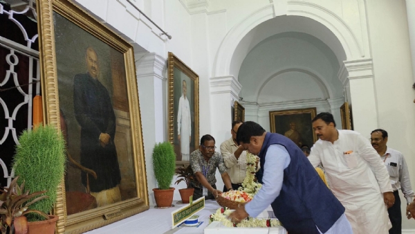 বিধানসভায় লবিতে শ্রদ্ধাঞ্জলি অর্পণে অধ্যক্ষ