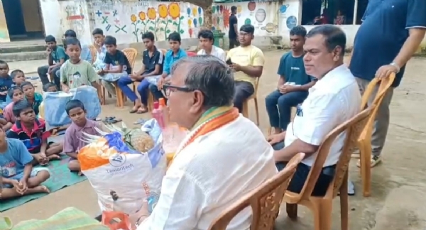 মেধাবী ছাত্রদের সংবর্ধনা মেধাবী ছাত্রদের সংবর্ধনা