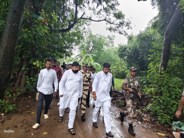 মৃত সিভিক ভলেন্টিয়ার এর বাড়িতে দুই বিধায়ক মৃত সিভিক ভলেন্টিয়ার এর বাড়িতে দুই বিধায়ক
