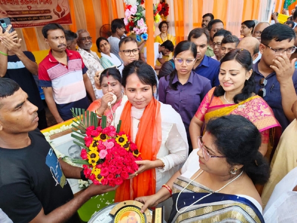 রক্তদান শিবিরে মন্ত্রী সুমনা সরকার রক্তদান শিবিরে মন্ত্রী সুমনা সরকার