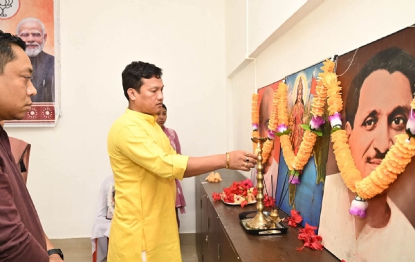 ড. শ্যামাপ্রসাদ মুখোপাধ্যায়ের প্রতিকৃতিতে শ্রদ্ধার্ঘ্য সিইএম দেবোলালের ড. শ্যামাপ্রসাদ মুখোপাধ্যায়ের প্রতিকৃতিতে শ্রদ্ধার্ঘ্য সিইএম দেবোলালের