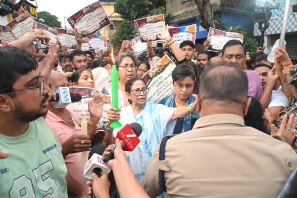 রাজপথে নামার তোড়জোড় ও বাধাদানে মমতা রাজপথে নামার তোড়জোড় ও বাধাদানে মমতা