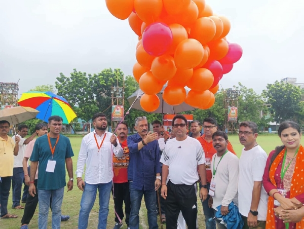 ফুটবল টুর্নামেন্টের উদ্বোধন করছেন বিধায়ক দীপাঞ্জন চক্রবর্তী ফুটবল টুর্নামেন্টের উদ্বোধন করছেন বিধায়ক দীপাঞ্জন চক্রবর্তী