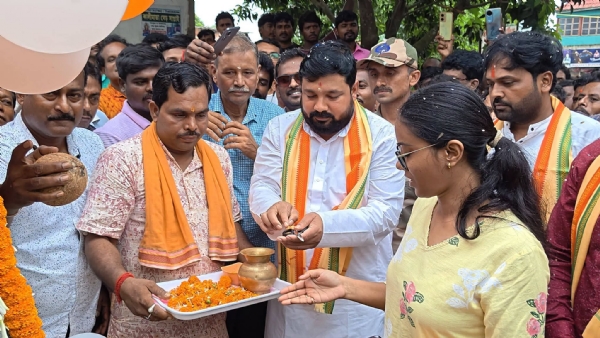 বাস পরিষেবা চালু করছেন বিমান ঘোষ