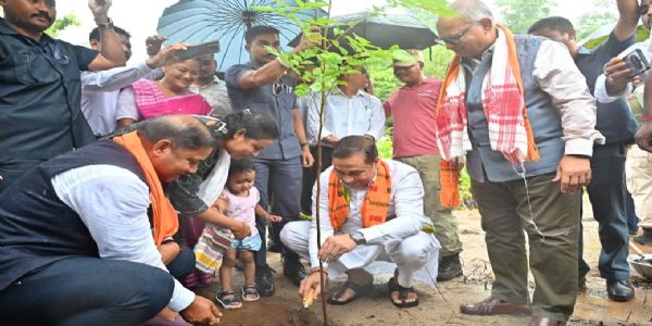 গুয়াহাটিতে বনমন্ত্রী জয়ন্তমল্ল বরুয়ার হাতে সূচনা ‘সবুজ শপথ উদ্যান’