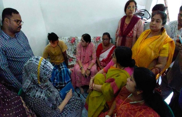 বারুইপুরে নাবালিকার পরিবারের সঙ্গে সাক্ষাৎ অগ্নিমিত্রা ও লকেটের
