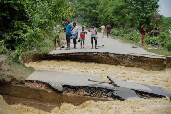 বন্যায় ক্ষতিগ্রস্ত সড়ক (ফাইল ফটো) বন্যায় ক্ষতিগ্রস্ত সড়ক (ফাইল ফটো)