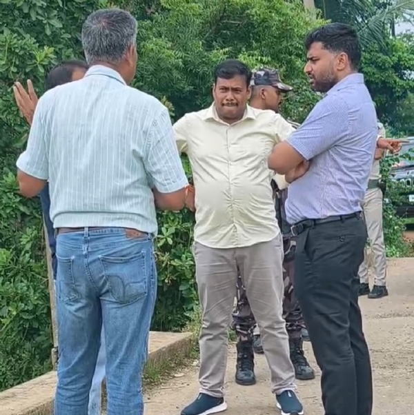 অরুণা খাল পরিদর্শনে বিধায়ক ও মহকুমা শাসক