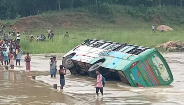 পুরুলিয়ার নদীতে কনেযাত্রীদের বাস, বিপদ থেকে রক্ষা পেলেন যাত্রীরা