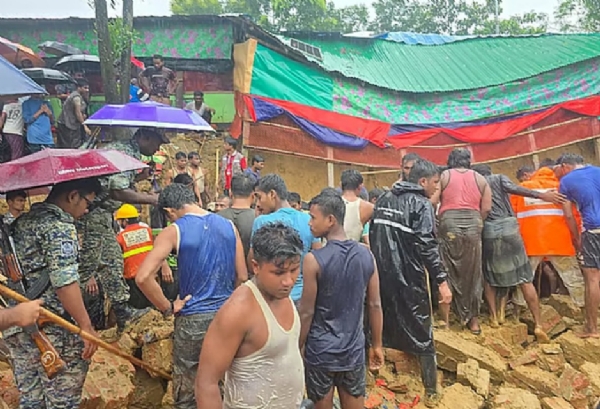 বাংলাদেশে প্রবল বর্ষণে পাহাড়ধস, রোহিঙ্গা শিবিরের মাদ্রাসায় মাটি চাপা পড়ে ৮ জনের মৃত্যু