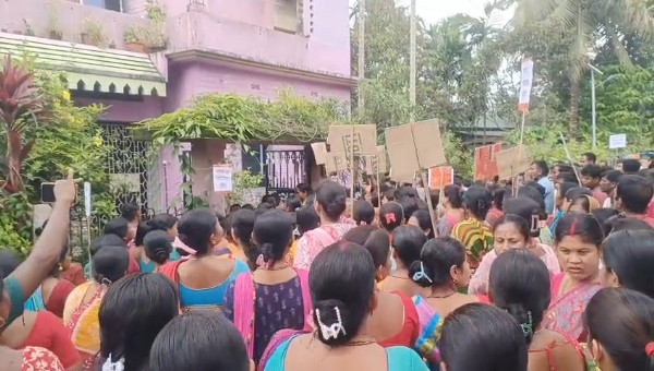 বাড়ি ঘেরাও
