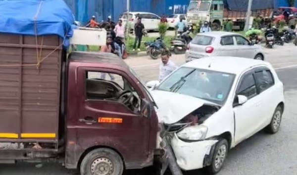 খোমুখি মিনিট্রাক-চারচাকার গাড়ি খোমুখি মিনিট্রাক-চারচাকার গাড়ি