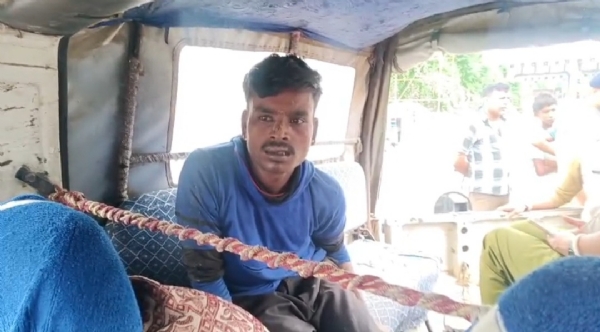 অটো চুরি করে আটক যুবক অটো চুরি করে আটক যুবক