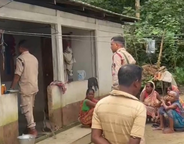 ঘটনাস্থলে পুলিশের দল