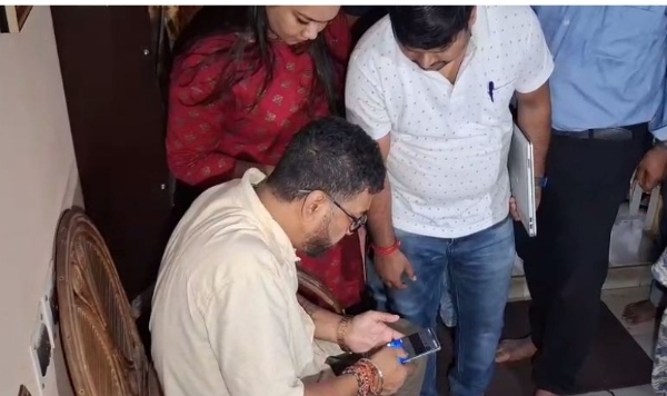 শঙ্কর ঘোষ নিজের মোবাইল ব্যবহার করে নিজের এবং পরিবারের  প্রয়োজনীয় তথ্য নথিভুক্ত করছেন