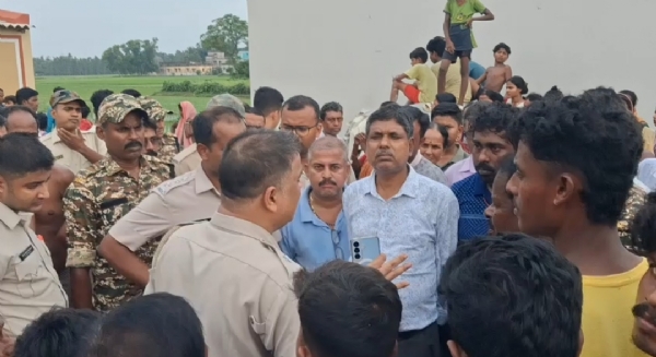 উত্তেজিত গ্রামবাসীকে সামাল দিতে বিরাট পুলিশ বাহিনী উত্তেজিত গ্রামবাসীকে সামাল দিতে বিরাট পুলিশ বাহিনী