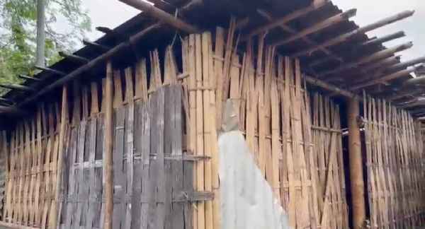 বাঁশের কুঁড়েঘরে জীবনযাপন
