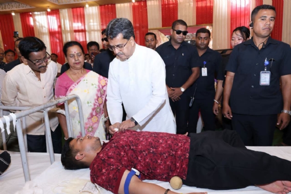 রক্তদান শিবিরে মুখ্যমন্ত্রী রক্তদান শিবিরে মুখ্যমন্ত্রী