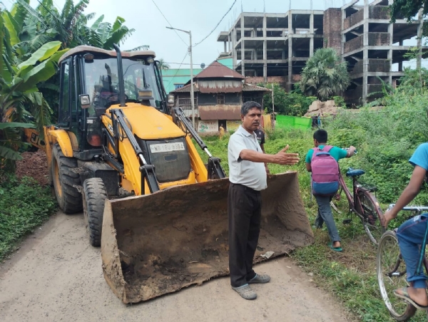 কামারপুকুরে চলছে নিকাশি ব্যবস্থার উন্নয়ন কামারপুকুরে চলছে নিকাশি ব্যবস্থার উন্নয়ন