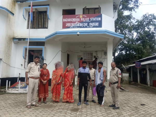 বাজারিছড়া থানায় উদ্ধারকৃত দুই তরুণী সহ কথিত দুই অপহরণকারী